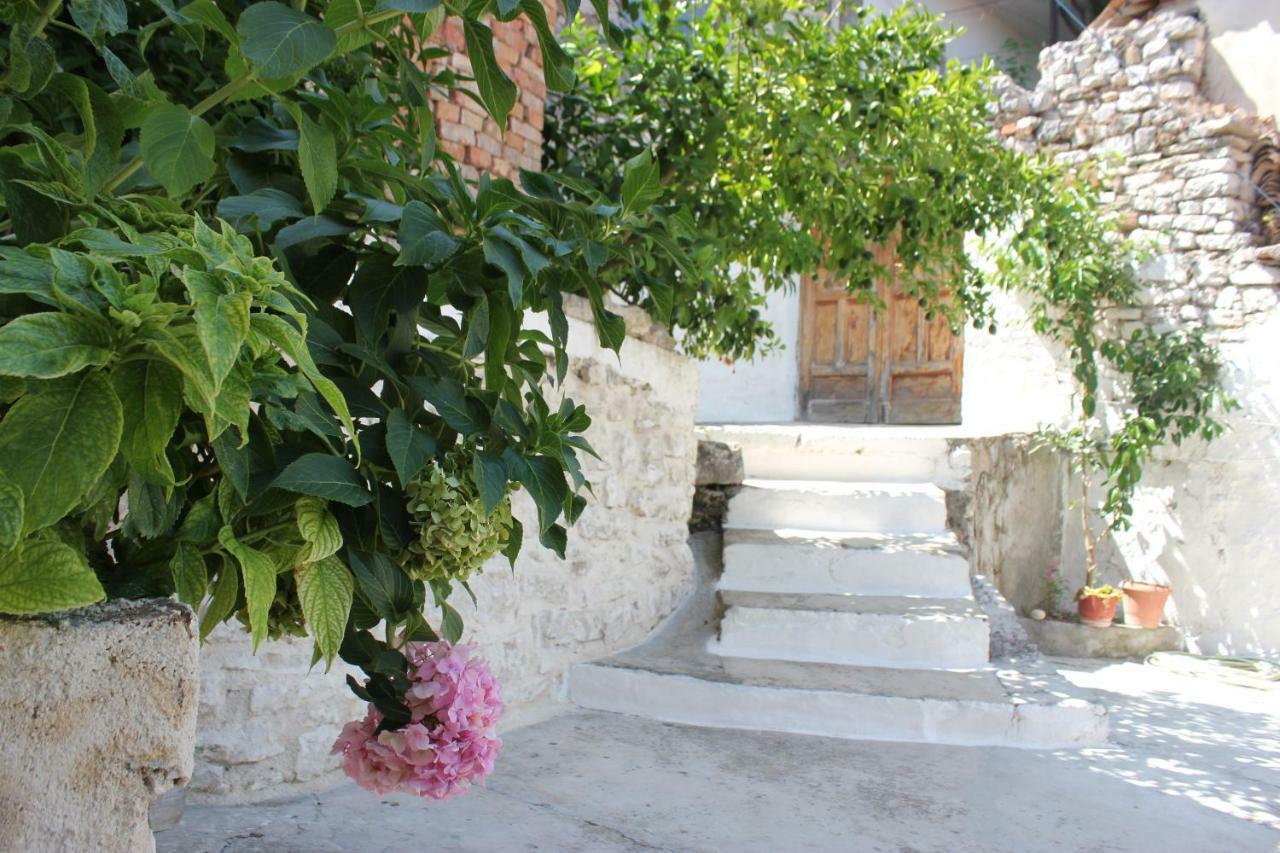 Guest House Toli Inside Berat Castle מראה חיצוני תמונה