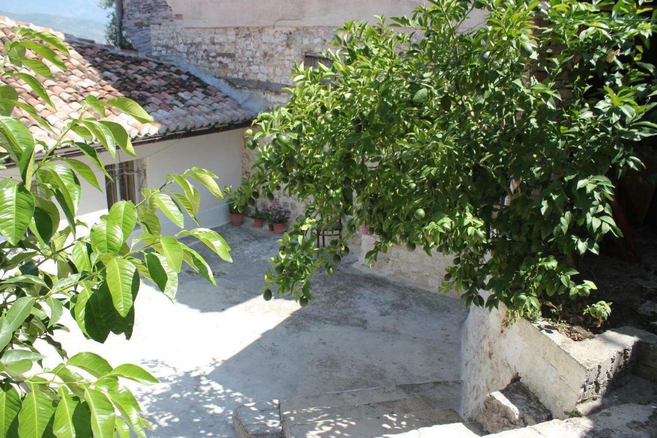 Guest House Toli Inside Berat Castle מראה חיצוני תמונה