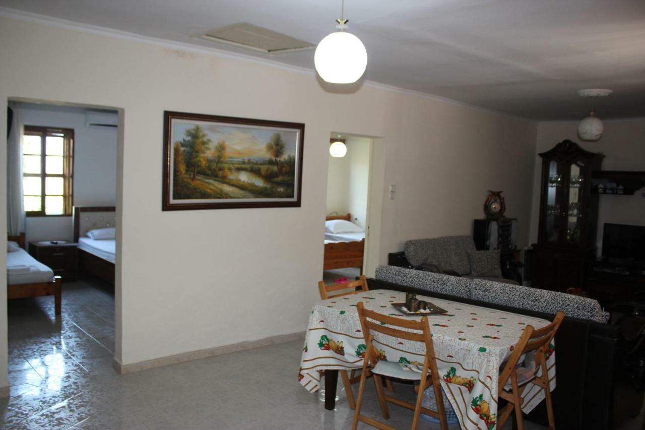 Guest House Toli Inside Berat Castle מראה חיצוני תמונה