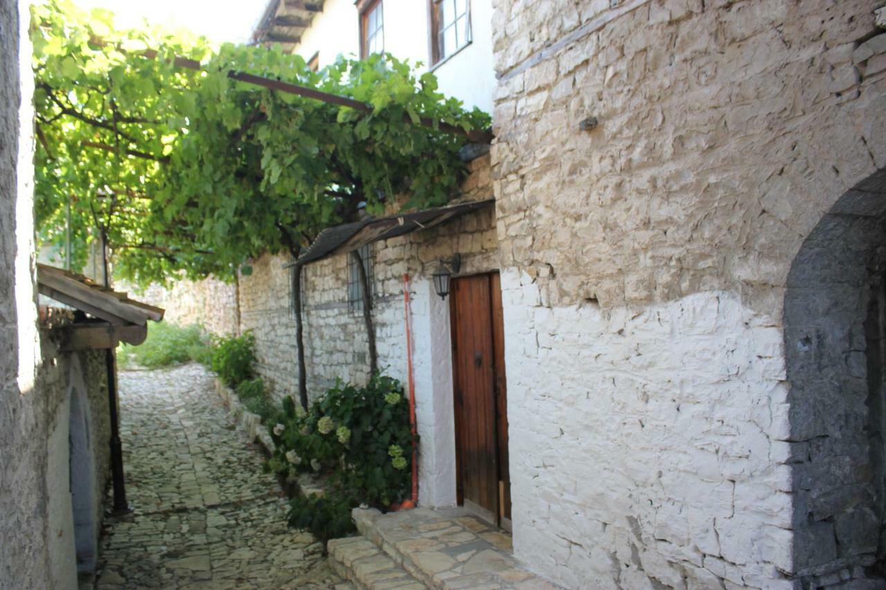 Guest House Toli Inside Berat Castle מראה חיצוני תמונה