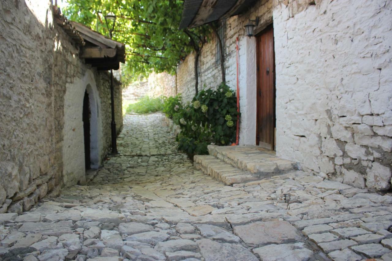 Guest House Toli Inside Berat Castle מראה חיצוני תמונה