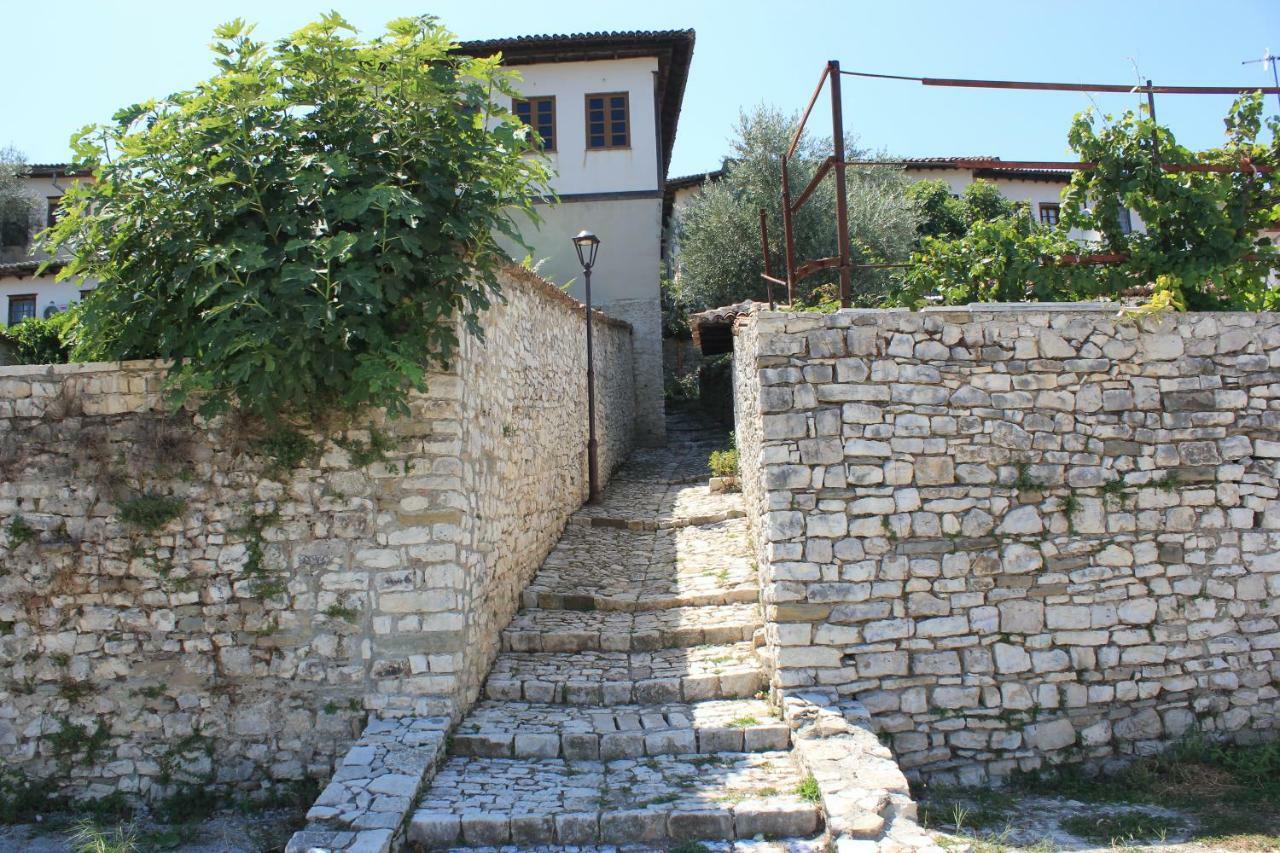 Guest House Toli Inside Berat Castle מראה חיצוני תמונה