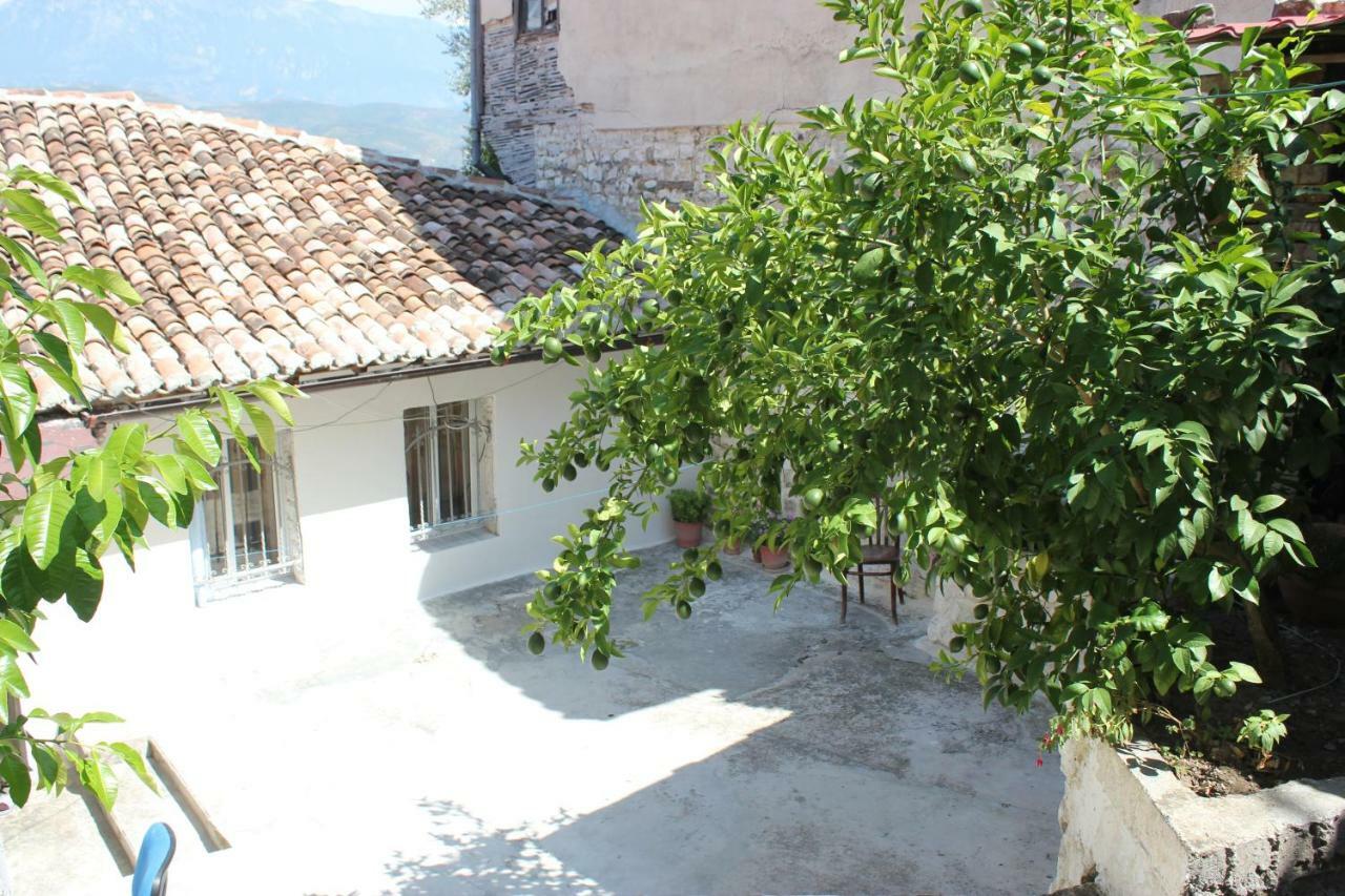 Guest House Toli Inside Berat Castle מראה חיצוני תמונה