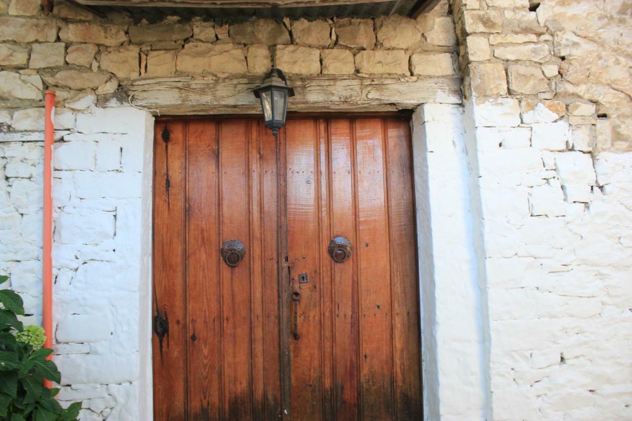 Guest House Toli Inside Berat Castle מראה חיצוני תמונה