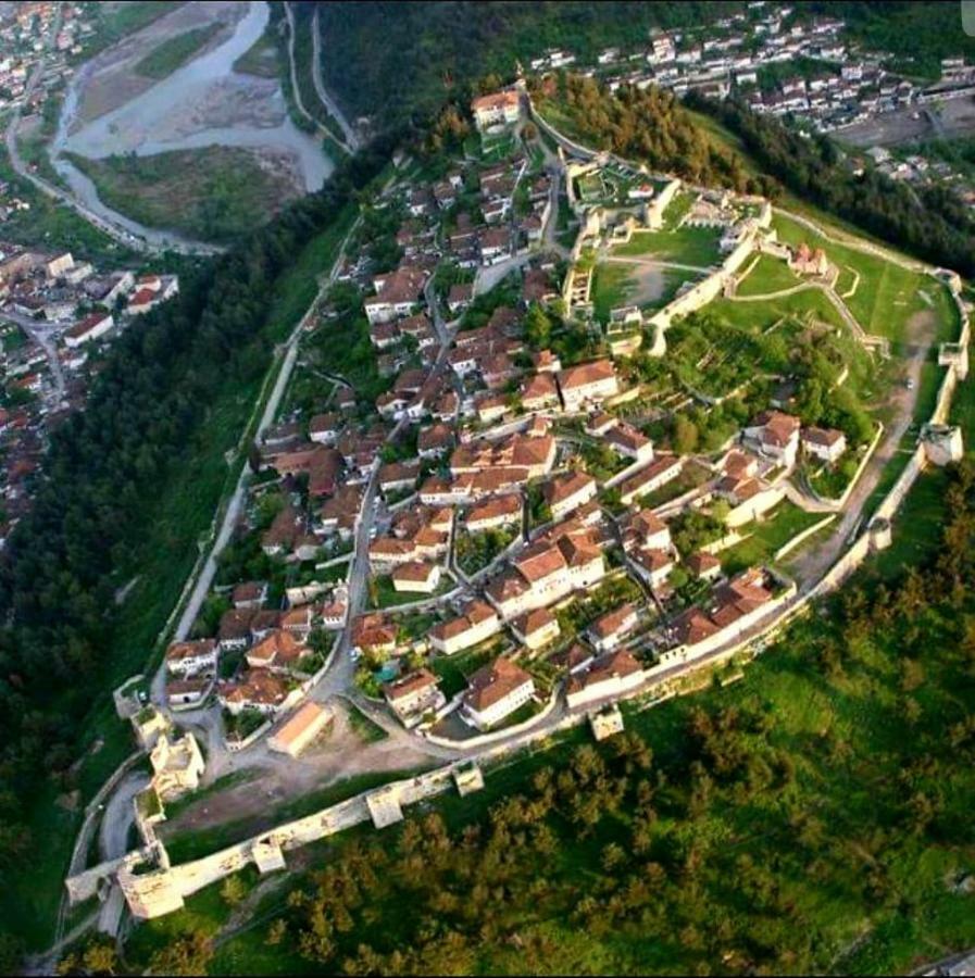 Guest House Toli Inside Berat Castle מראה חיצוני תמונה