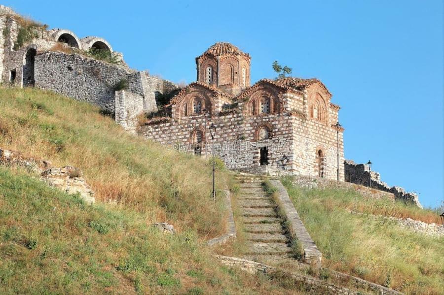 Guest House Toli Inside Berat Castle מראה חיצוני תמונה